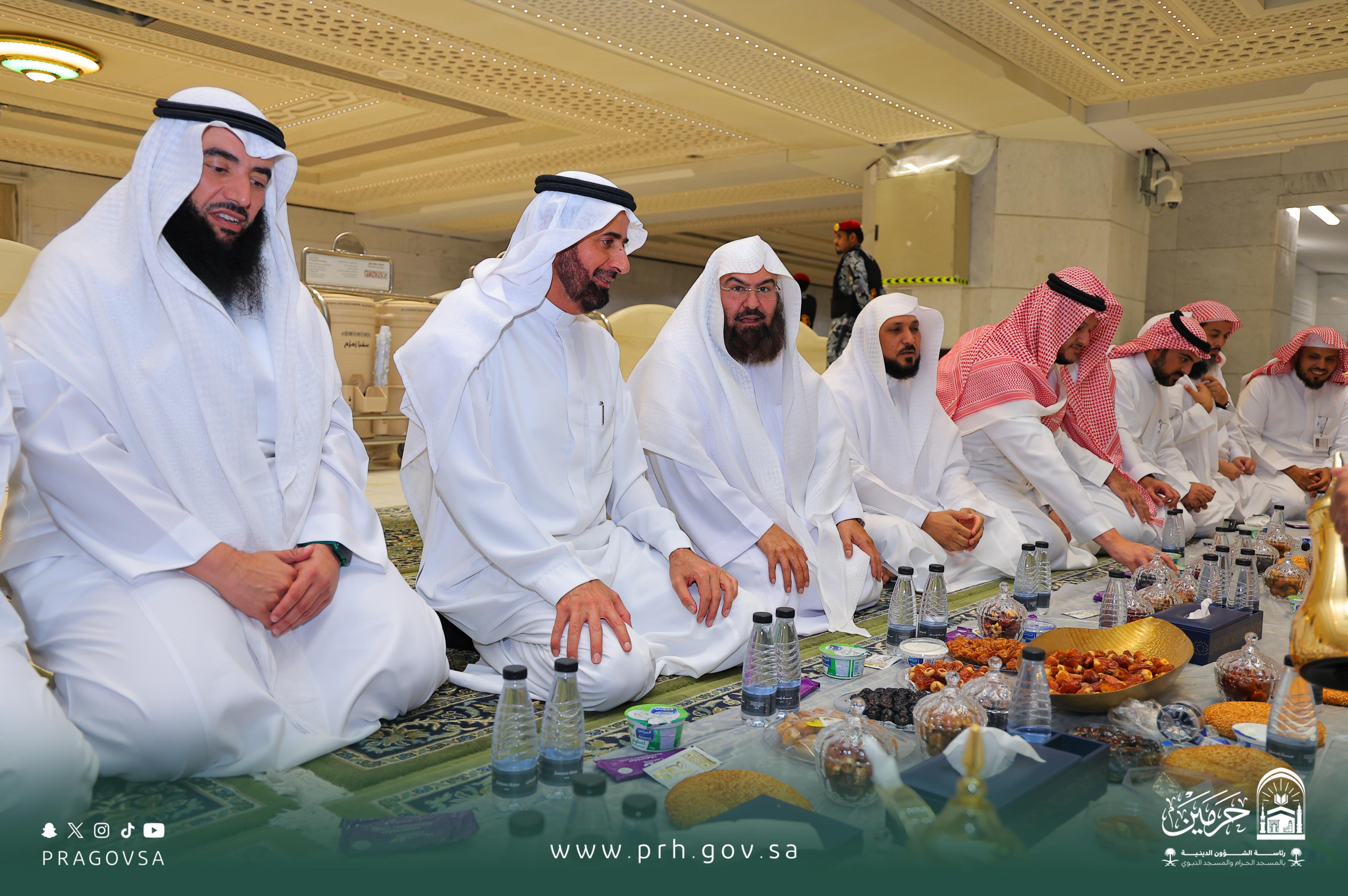 بحضور معالي الشيخ الأستاذ الدكتور عبدالرحمن السديس، ومعالي الدكتور توفيق الربيعة.. إفطارٌ رمضاني يجمع القيادات لتعزيز التكامل في خدمة الحرمين الشريفين. 